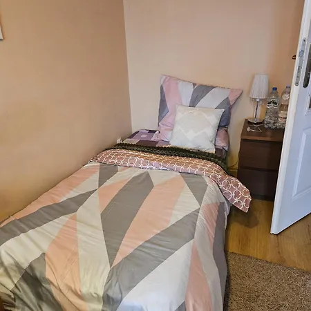 Gracious Shared Apartment *